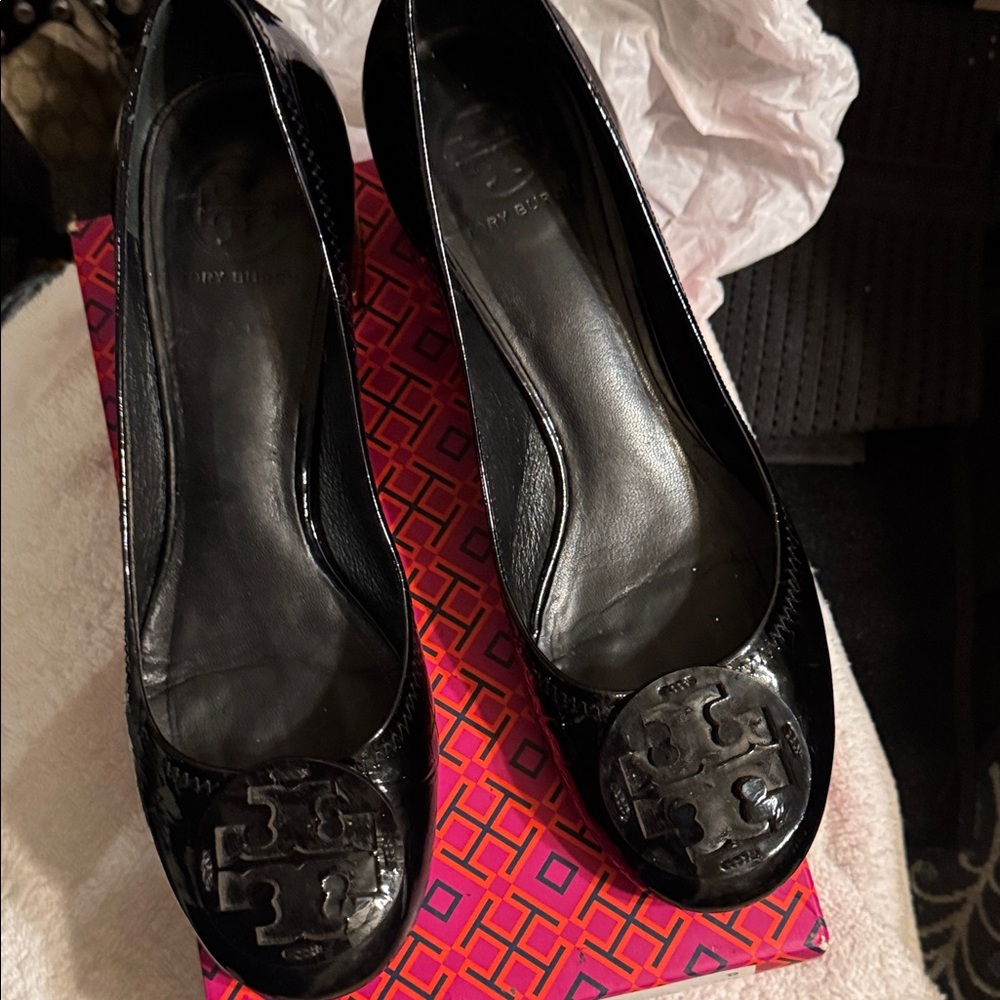 Tory Burch Black Patent Low Heel - Picture 1 of 6